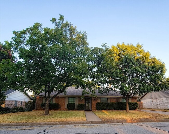 Building Photo - 7405 Pinehurst Dr W