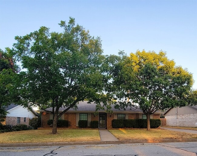 Photo - 7405 Pinehurst Drive W House