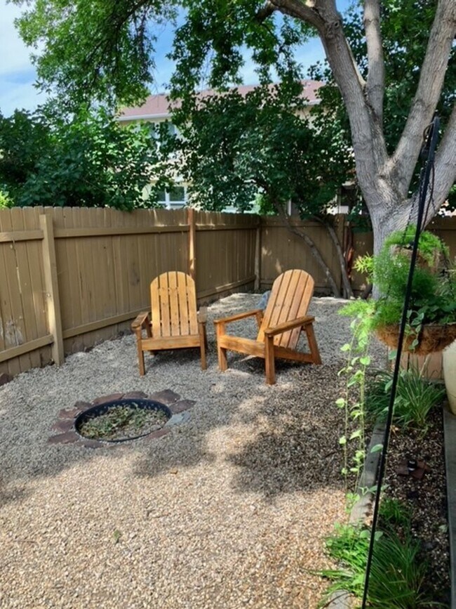 Building Photo - Charming and Spacious Home - Corner Lot - ...