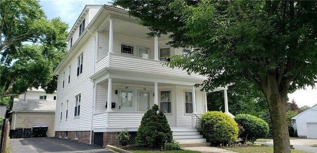 Building Photo - 135 Sharon St