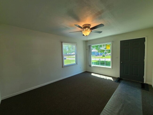 Building Photo - 3 Bedroom 1 Bath Ranch Near Schools and Pa...