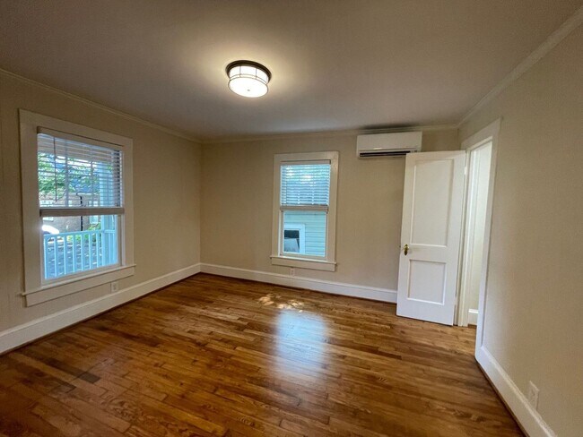Building Photo - College Hill area Guest house