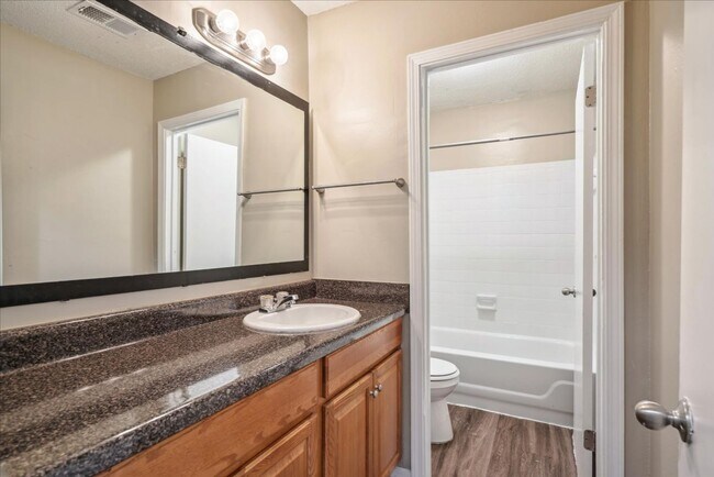 Foto del interior - TOWNHOMES w/ W/D INCLUDED! Gated 2 Bed / 1...