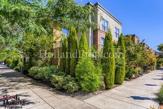 Building Photo - 6211 NE Carillion Dr