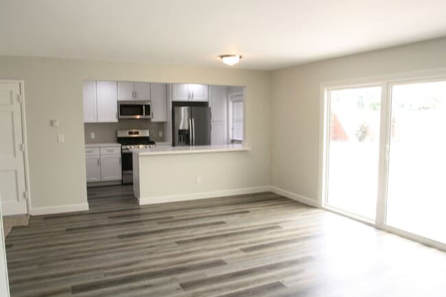 Building Photo - 3 Bedroom House in Clairmont - Complete Remodel