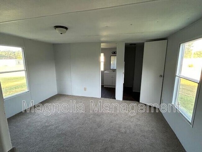 Building Photo - 538 Airport Rd