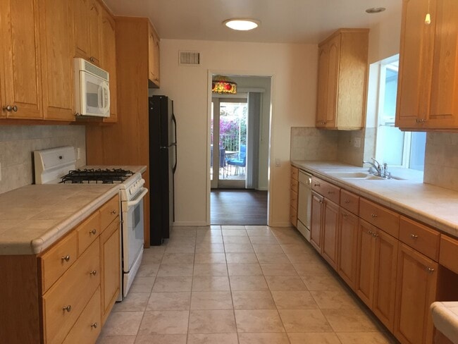 Kitchen - 6720 Capistrano Ave