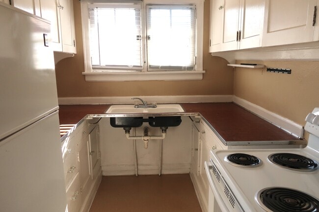 Building Photo - 527 Yakima St