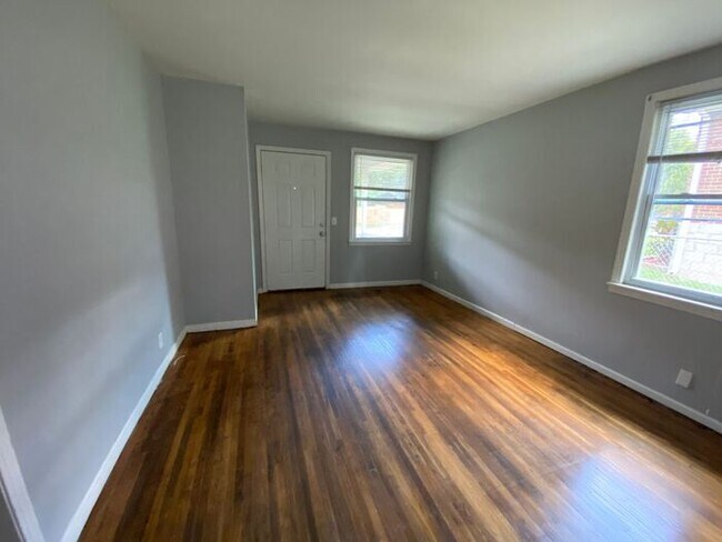 Foto del edificio - 2/1 Duplex in Greenwood Neighbors of East Nashville!  Pets ok! W/D Included!