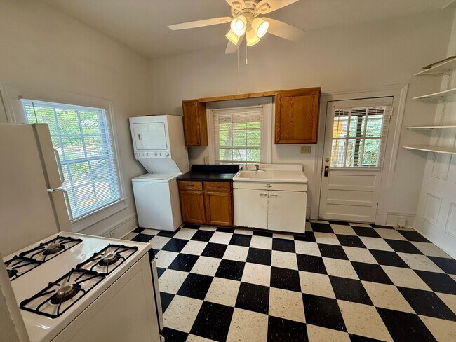 Foto del edificio - Two Bedroom with Great Screened Porch!