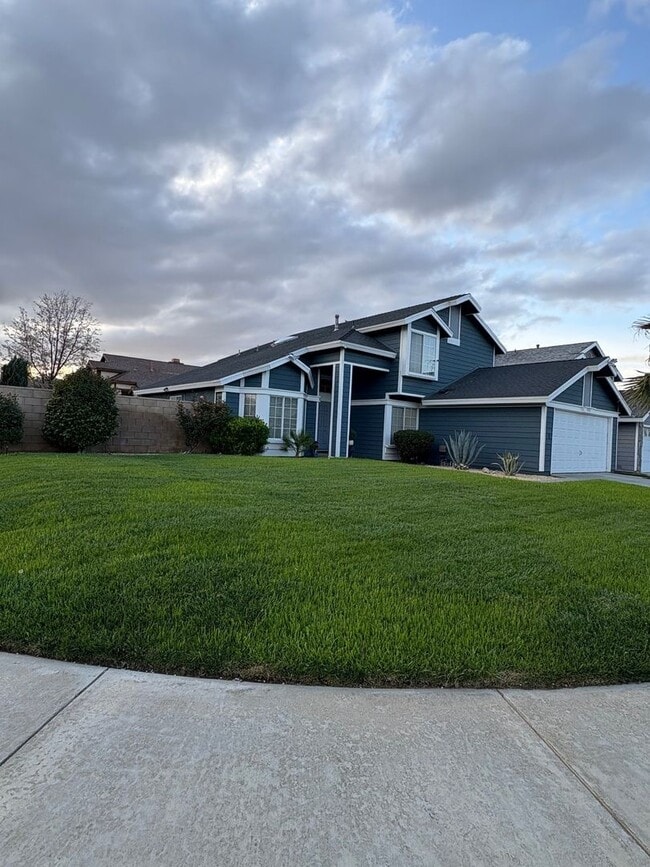 Building Photo - East Lancaster Pool Home