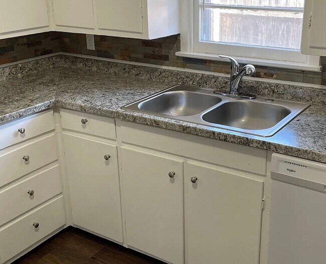 Building Photo - Washer and Dryer included, Newly Remodeled