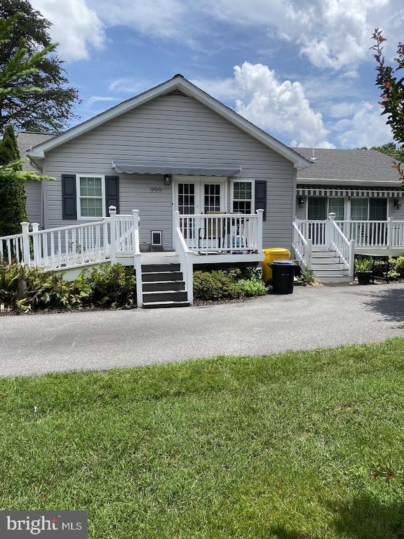 Building Photo - 999 Shoreland Dr