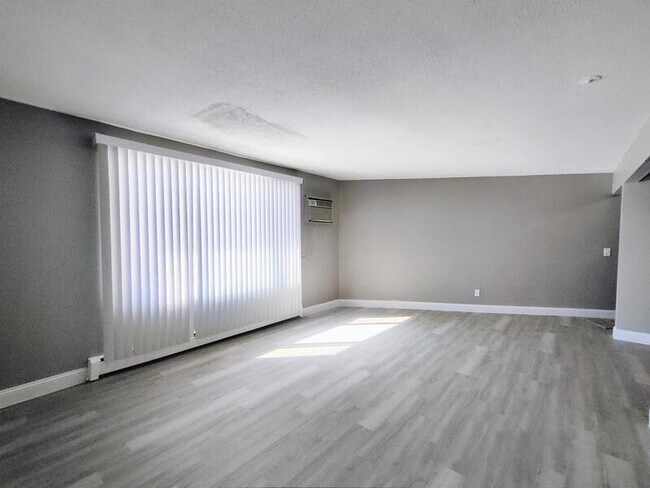 Foto del edificio - 4601 Independence Ave N