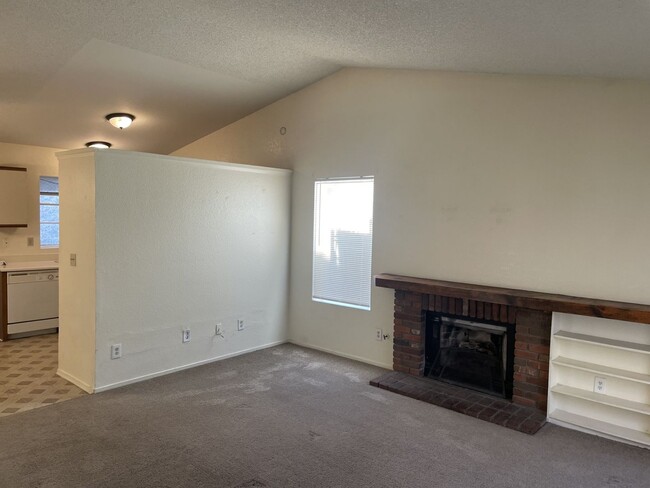 Building Photo - Located in the Heart of Tehachapi!