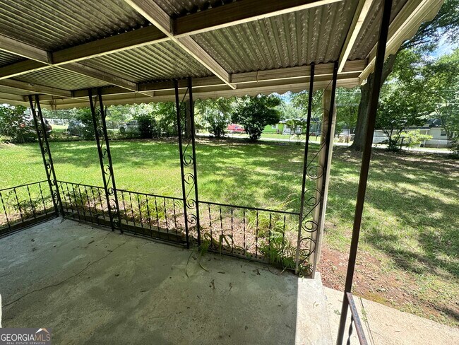 Foto del edificio - 93 Forest Rd