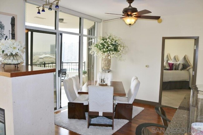 Foto del edificio - 700 W Harbor Dr