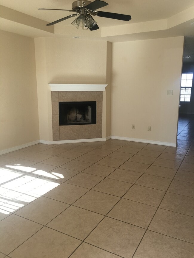 Building Photo - 3 bed 2 bath