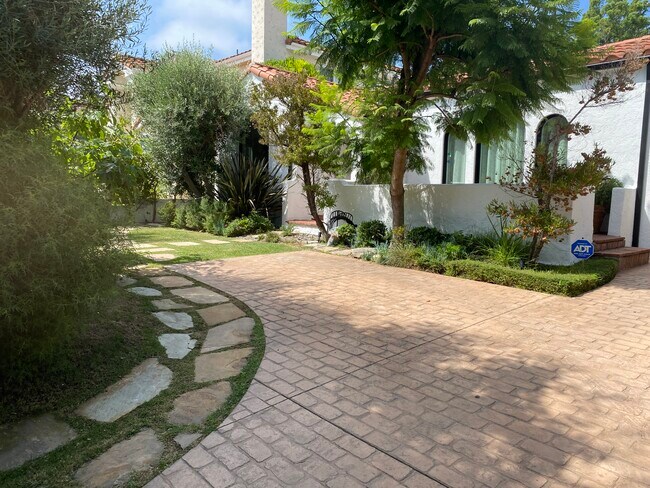 Foto del edificio - 345 S Swall Dr