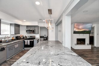Building Photo - 15711 Creekhaven Dr