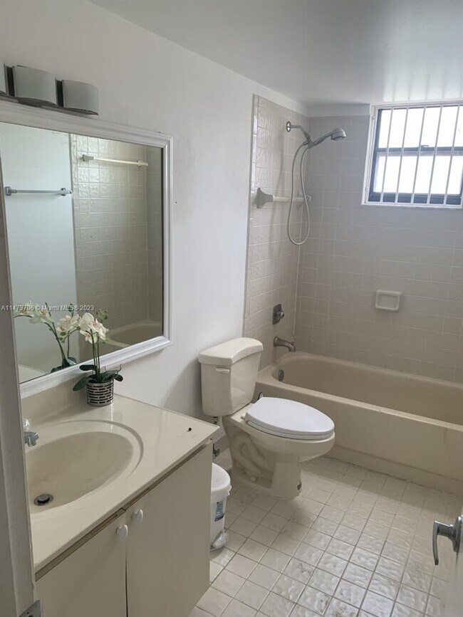 Foto del edificio - 860 NW 106th Ave