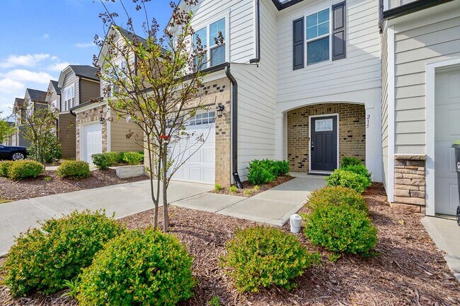 Foto del edificio - Roomy Townhome in RTP