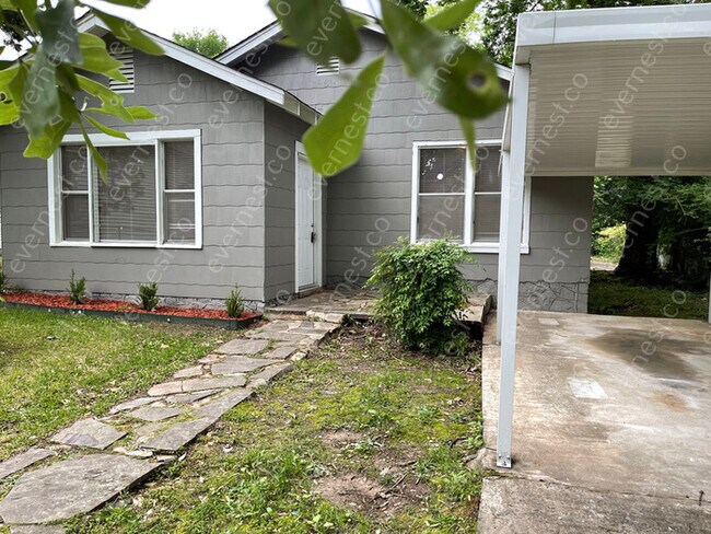 Foto del edificio - 3 BED & 1 BATH / PET FRIENDLY / S8 ACCEPTED