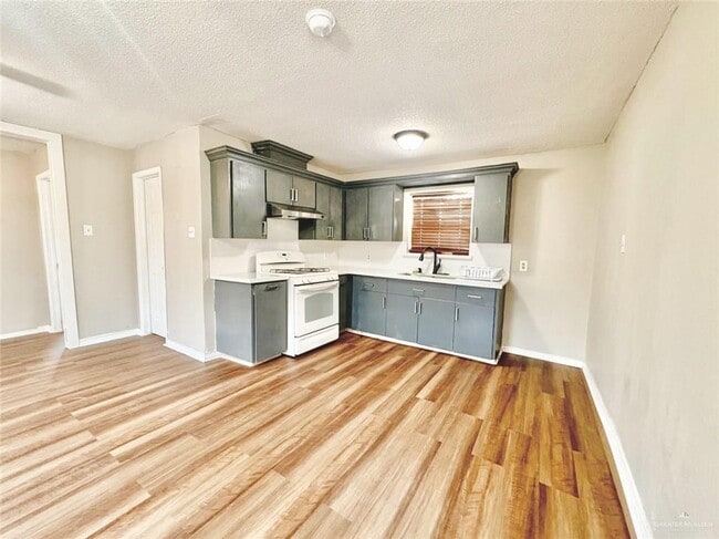 Foto del edificio - 12 E Schunior St