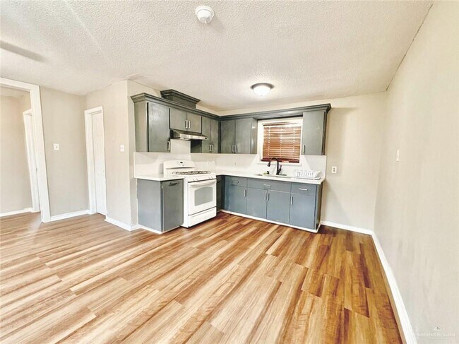 Foto del edificio - 8 E Schunior St