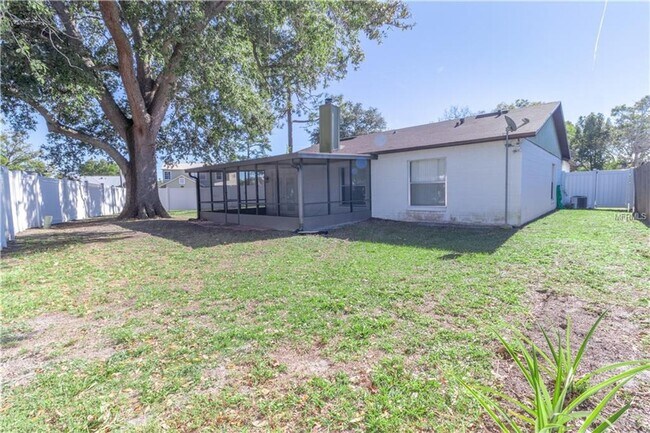 Foto del edificio - Freshly Painted 3/2 with Fenced Yard & Fireplace!