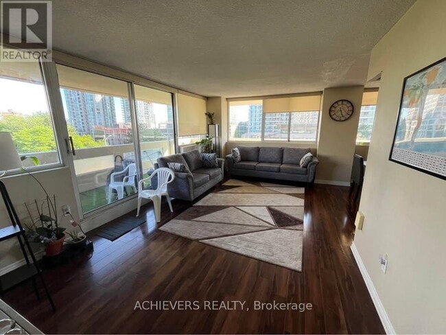 Building Photo - 3590 Kaneff Crescent