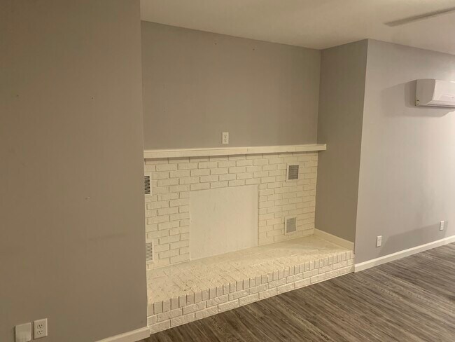 Building Photo - 811 E Red Bud Rd