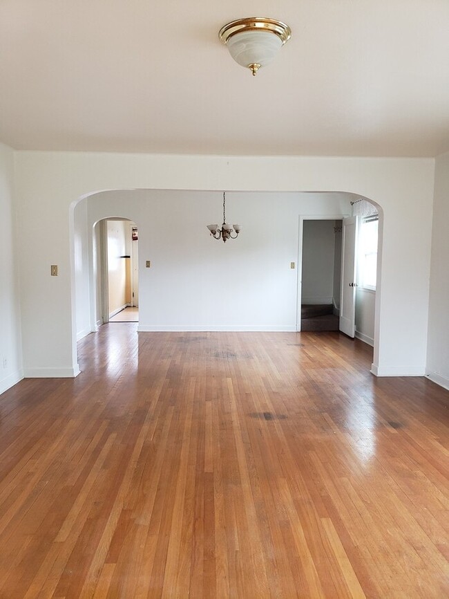Building Photo - SPACIOUS DUPLEX