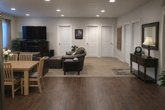 Building Photo - 50 E Hunters Ridge Cir