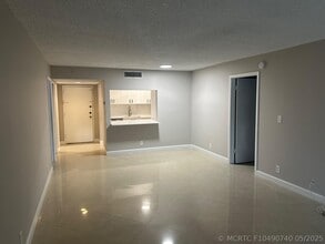 Building Photo - 210 Lakeview Dr