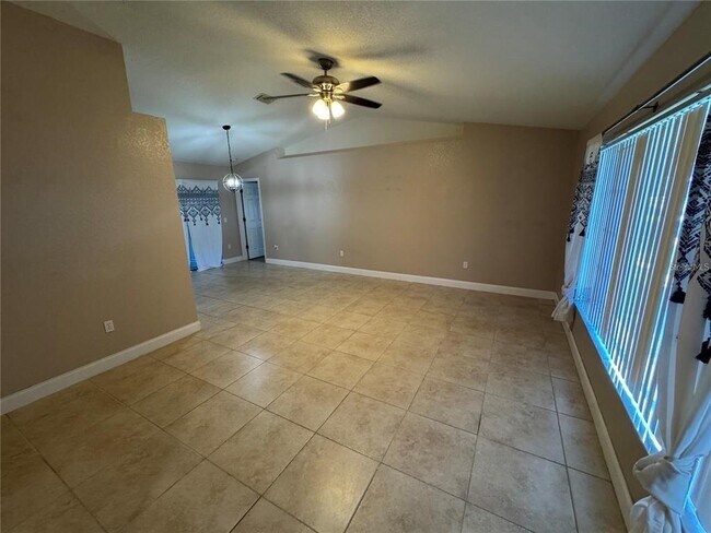 Foto del edificio - 23289 Nancy Ave