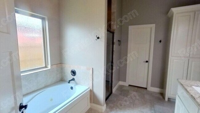 Building Photo - Super 4 bed 2 bath on the Southwest side.