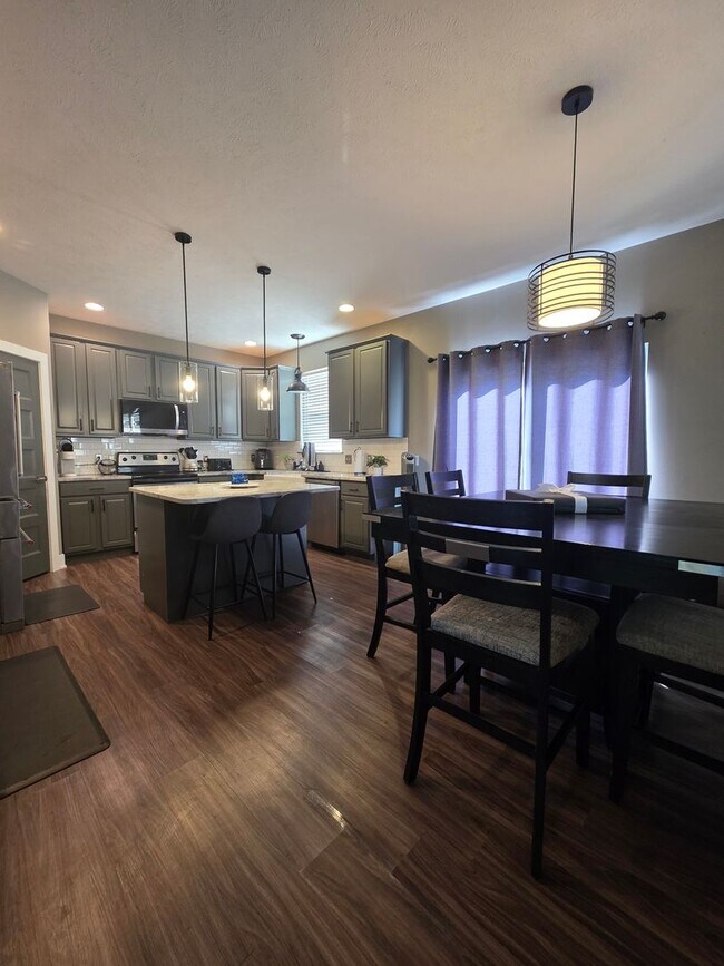 Building Photo - Executive Four Bedroom Rental w/ Office!