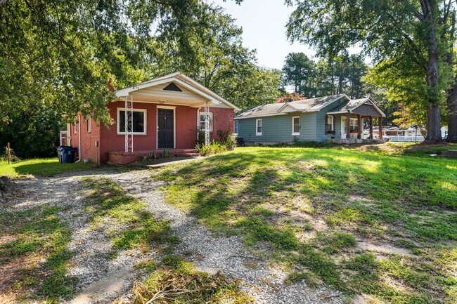 Building Photo - Available Now! Two Bedroom, 1 Bath in Conv...