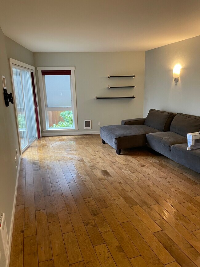 Living room - 900 Summit Ave E