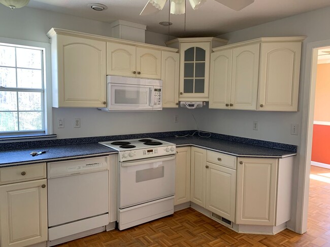 Building Photo - Amazing 4 Bedroom, 3 Bath Home With 2 Kitc...