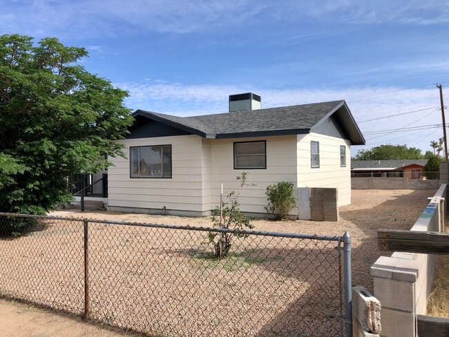 Foto del edificio - Cute 3 Bedroom Home on Large Fully Fenced Lot!