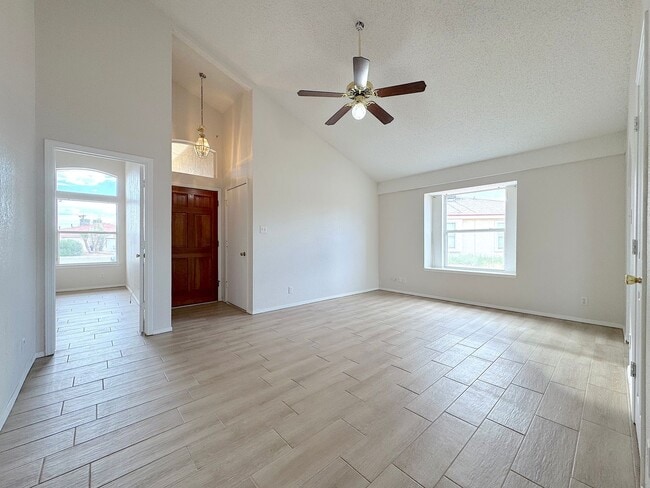 Building Photo - East El Paso 2bed/2Bath Duplex!