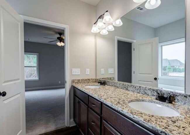 Foto del edificio - 5885 Ridgedale Ct