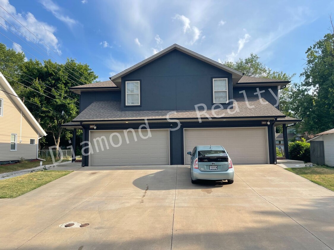 Primary Photo - Updated 4 Bed Duplex close to MSU and Down...