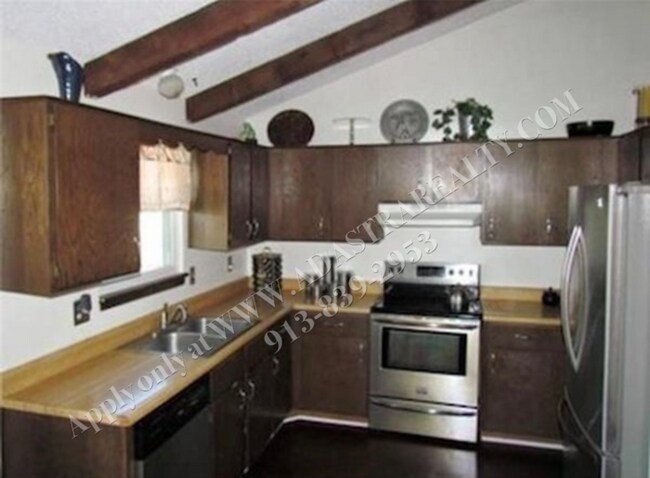 Foto del edificio - Updated 3 Bed 2 Bath Home in OLATHE-Available NOW!!