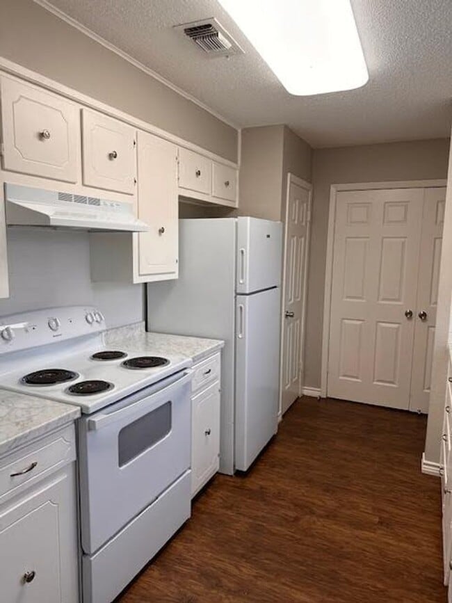 Building Photo - 111 Lindenwood Ln W