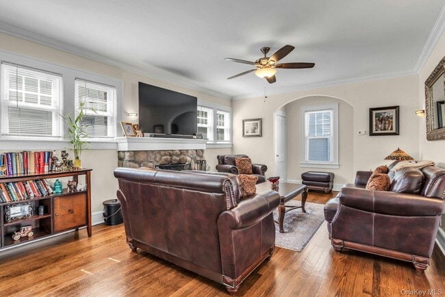 Building Photo - 23 W 7th St