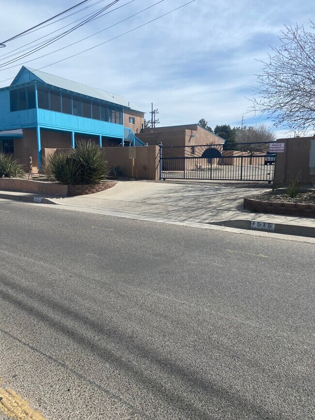 Foto del edificio - 1522 Edith Blvd NE