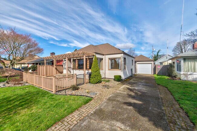 Building Photo - CUTE AND COZY TWO BEDROOM WITH GARAGE